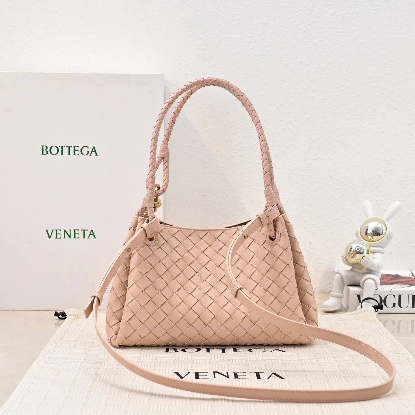 Batch 2060 BOTTEGA VENETA 2025 Autumn New Product Medium Parachuta The long-awaited new medium parachuta is here, with a unique appearance and iconic metal knots, and a whole piece of leather folds the four corners into a parachute shape! The exquisite Knot metal buckle is like putting jewelry on a bag. It is high-end and elegant. Its super capacity can hold all your things! The overall effect of this bag is very different from before. It is neither too delicate to provide a large capacity nor too bulky because of its practicality. It simply provides a perfectly suitable bag for casual and simple people👜 Style number: 5921 Size: 29.5*18.5*17.5cm